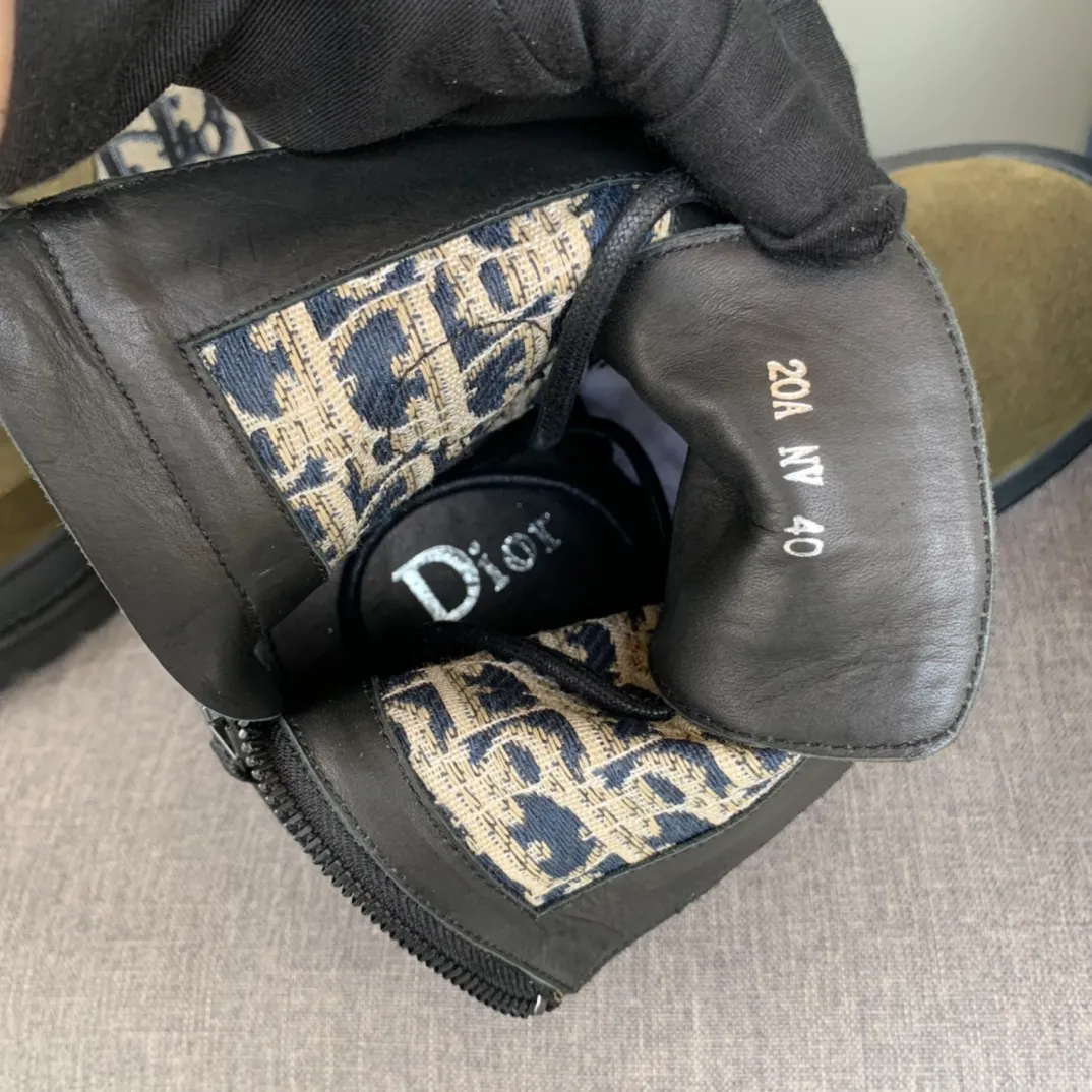 [DIOR] Top P: 920💰 Number of yards: 39~44 (38.45 custom-made, non-refundable) Dior Dior~ Winter series, original 1:1 development Casual men's leather shoes Made with heavy investment, shoes and boots are made of imported cowhide + imported Dior special fabric Not easily deformed black cowhide lining Dior large hardware inlay Original TPU vacuum outsole, black cowhide Black open edge beads Military green suede Black suede Khaki suede leather is crafted by a large factory, and the perfect product is only prepared for you who know your taste! Any comparisons are welcome.